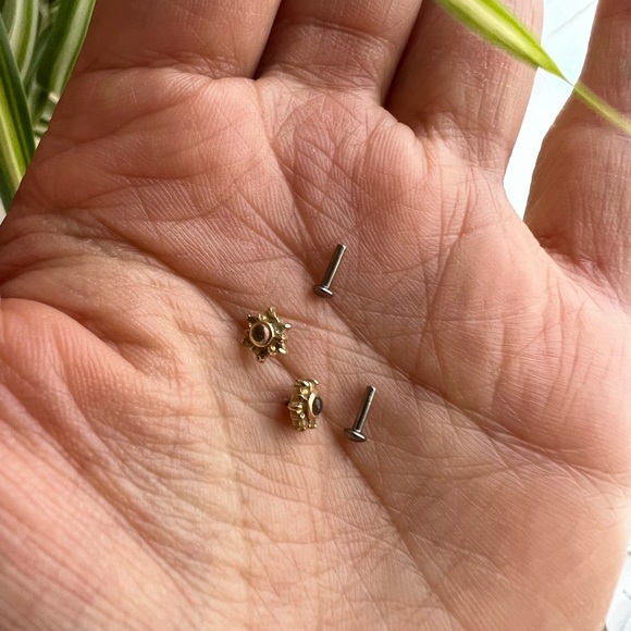 Gold & Crystal Studs - Picture 7 of 7